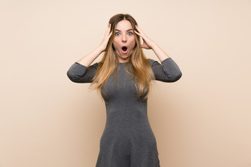 Naklejka premium Young woman over isolated background with surprise expression