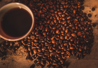 Taza rodeada por granos de café