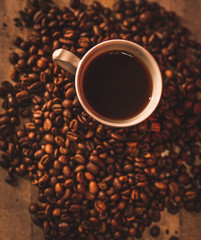 Taza rodeada por granos de café