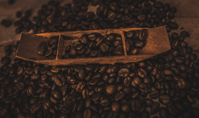 Granos de café sobre una tabla de madera