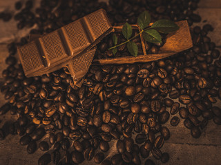 Trozo de chocolate rodeado de granos de café