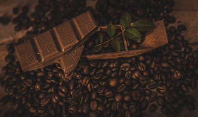 Trozo de chocolate rodeado de granos de café