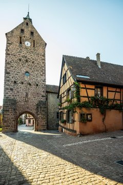 Tour de Garde de la Ville, 1291 Dolder, city gate with half-timbered house, Riquewihr, Alsace, France, Europe