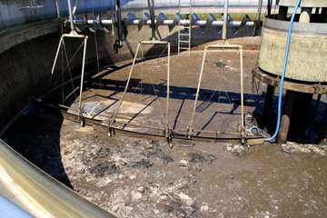 Blick in ein Nachklärbecken bei dem für Reinigungszwecken das Wasser abgepumpt wurde