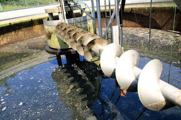 Blick in ein Nachklärbecken bei dem für Reinigungszwecken das Wasser abgepumpt wurde