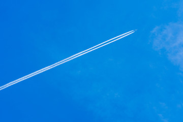Fototapeta premium 春の青空に飛行機雲 4/28撮影