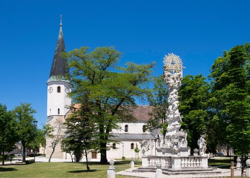 Parish Church of St. Vitus and the Holy Trinity Column on the church square, Laa an der Thaya, Weinviertel, Lower Austria, Austria, Europe