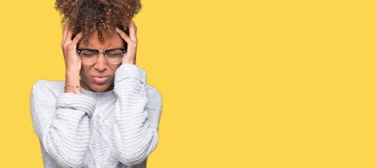 Obraz premium Beautiful young african american woman wearing winter sweater over isolated background suffering from headache desperate and stressed because pain and migraine. Hands on head.