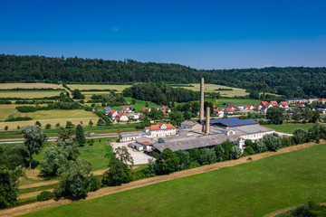 Fototapeta na wymiar Luftaufnahme der historischen Flachsröste Berching im Sommer im Naturpark Altmühltal, Bayern, Deutschland