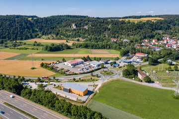 Fototapeta na wymiar Luftaufnahme eines Gewerbegebietes mit e-tankstelle in kinding, naturpark altmühltal, bayern, deutschland