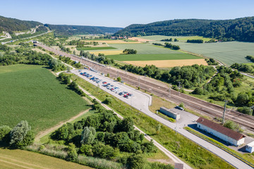 Luftaufnahme des Bahnhof Kinding im Naturpark Altmühltal Bayern, Deutschland im Sommer