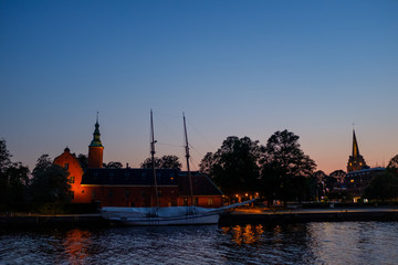 Obraz premium スウェーデン ハルムスタード 夜10時（薄暮） ニッサン川沿いの建物とヨット 19/5/24撮影