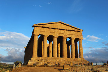 Obraz premium Ancient Temple of Concord in the Valley of Temples against bright blue sky, Agrigento, Italy