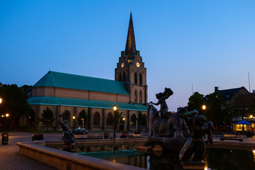 Fototapeta na wymiar スウェーデン　ハルムスタード　夜10時（薄暮）　中央広場から見る教会　2019/5/24撮影