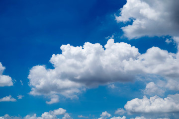Obraz na płótnie Canvas The blue sky has white clouds. Small white fluffy clouds against blue
