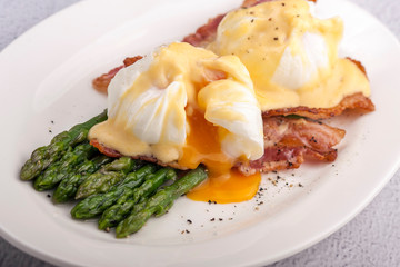 Benedict eggs with hollandaise sauce and bacon