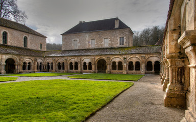 Fototapeta premium Cloître de l'abbaye de Fontenay à Marmagne, France