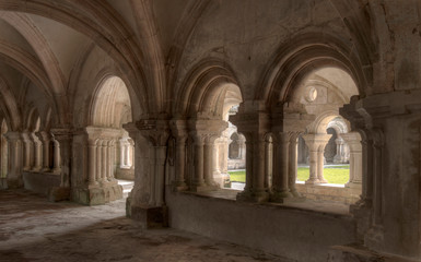 Détail du cloître de l'abbaye de Fontenay à Marmagne, France