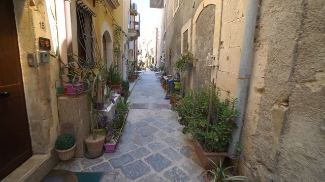 Italy, Sicily, Syracuse : Ortigia Old Town typical street