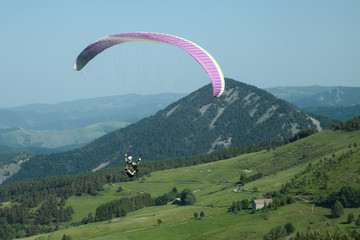 Le parapente a peis son envol au-dessus des montagnes d'Ardèche