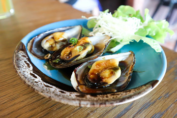 mussel, grilled sea mussel or grilled mussel
