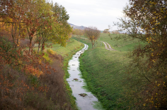 bach zwischen berg unt tal