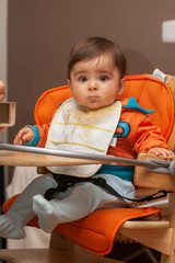 Retrato de niña comiendo su desayuno