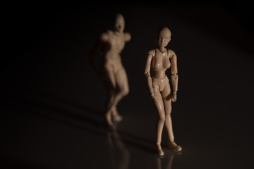 Fototapeta na wymiar Ein Mann schleicht sich an eine Frau an - Figurinen