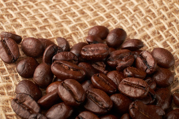Naklejka premium aromatic roasted coffee beans on white background