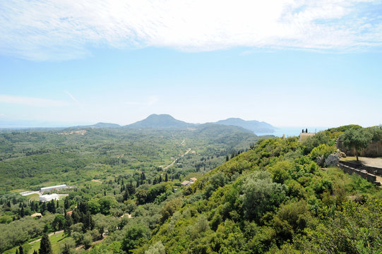 Le mont Agioi Deka vu depuis le tr&ocirc;ne du Kaiser &agrave; Pelekas pr&egrave;s de Kokkini &agrave; Corfou