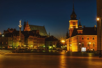 Fototapeta na wymiar Nocny widok na plac zamkowy w Warszawie z Zamkiem Królewskim, kolumną Zygmunta, katedrą i kamienicami
