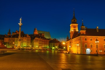 Fototapeta na wymiar nocny widok placu zamkowego, Zamku Królewskiego, kolumny króla Zygmunta, katedry i starówki