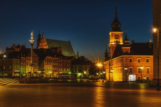 Nocny widok na plac zamkowy w Warszawie z Zamkiem Kr&oacute;lewskim,  kolumną Zygmunta, katedrą i kamienicami