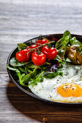 Fried egg, boiled potatoes and vegetables
