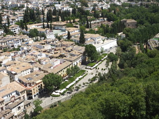 Fototapeta na wymiar El Paseo de los Tristes de Granada visto desde el palacio de la Alhambra de Granada