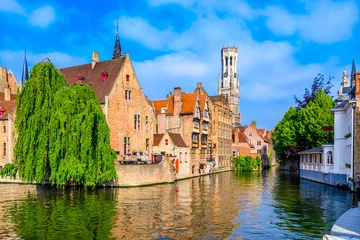Gordijnen Klassieke weergave van het historische stadscentrum van Brugge (Brugge), provincie West-Vlaanderen, België. Stadsgezicht van Brugge met kanaal. © Ekaterina Belova