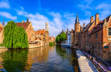 Fototapeta premium Klasyczny widok na historyczne centrum Brugii (Brugge), prowincja Flandria Zachodnia, Belgia. Pejzaż Brugii z kanałem.