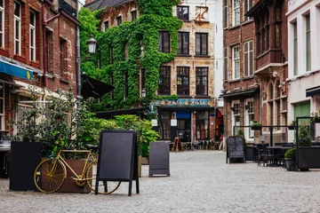 Gordijnen Oude straat van het historische stadscentrum van Antwerpen (Antwerpen), België. Gezellig stadsgezicht van Antwerpen. Architectuur en herkenningspunt van Antwerpen © Ekaterina Belova