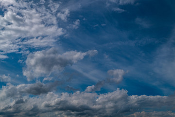 Obraz premium Beautiful evening skyscape. Sun's rays shine through hole in clouds