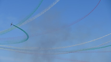 Cielo solcato da condensazioni di scie chimiche e colori, emesse dagli aerei in volo