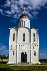 Obraz premium Orthodox Church of white stone on a clear Sunny day Russia