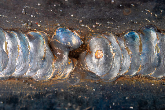 The fillet weld is placed using the MAG method. Errors in steel connections using arc welding.