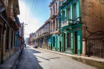 Türaufkleber Street view of the Old Havana City, Capital of Cuba, during a bright and sunny morning. © edb3_16