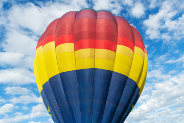 Obraz premium Colorful hot air balloon floating under blue sky