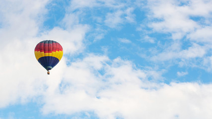 Naklejka premium Colorful hot air balloon floating under blue sky