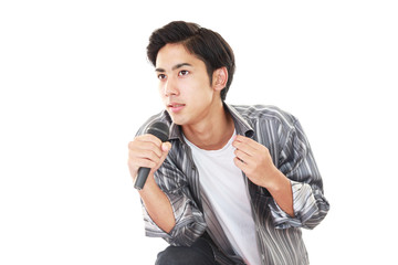 カラオケを楽しむ男性