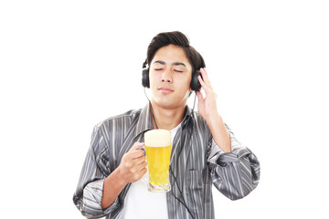 ビールを飲み寛ぐ男性