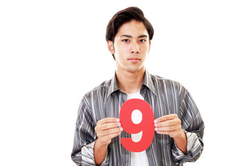 数字を持つ男性