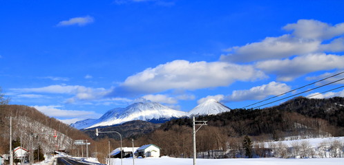 左側が雌阿寒岳、右の円錐形の山は阿寒富士です。