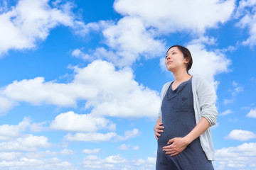青空　妊婦　上半身　爽やか